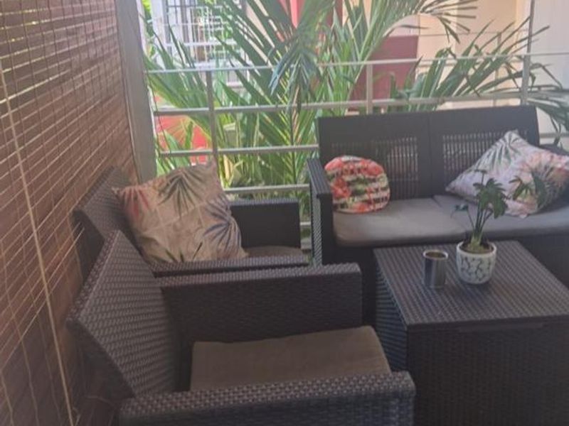 Charming 2-Bedrooms & Steps from Pereybere Beach - Photo 6