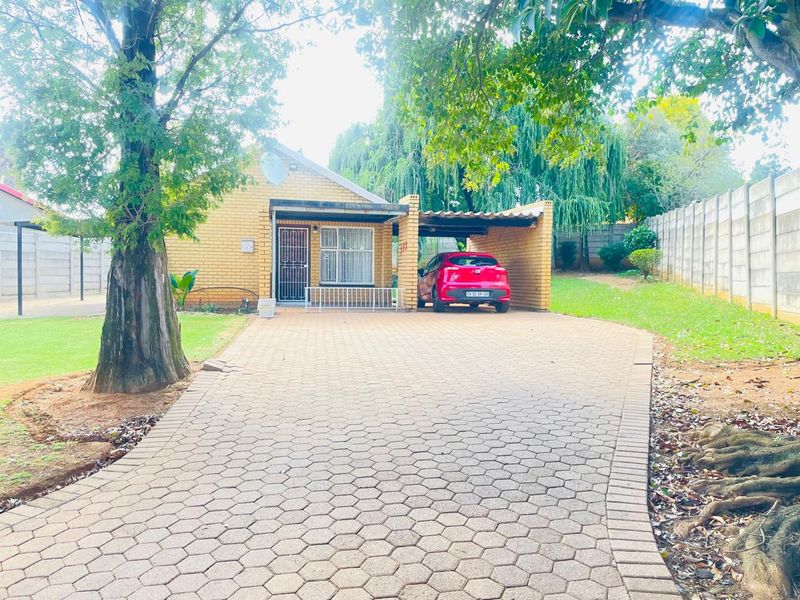 CHARMING NEAT FAMILY HOME!!!!! - Photo 3