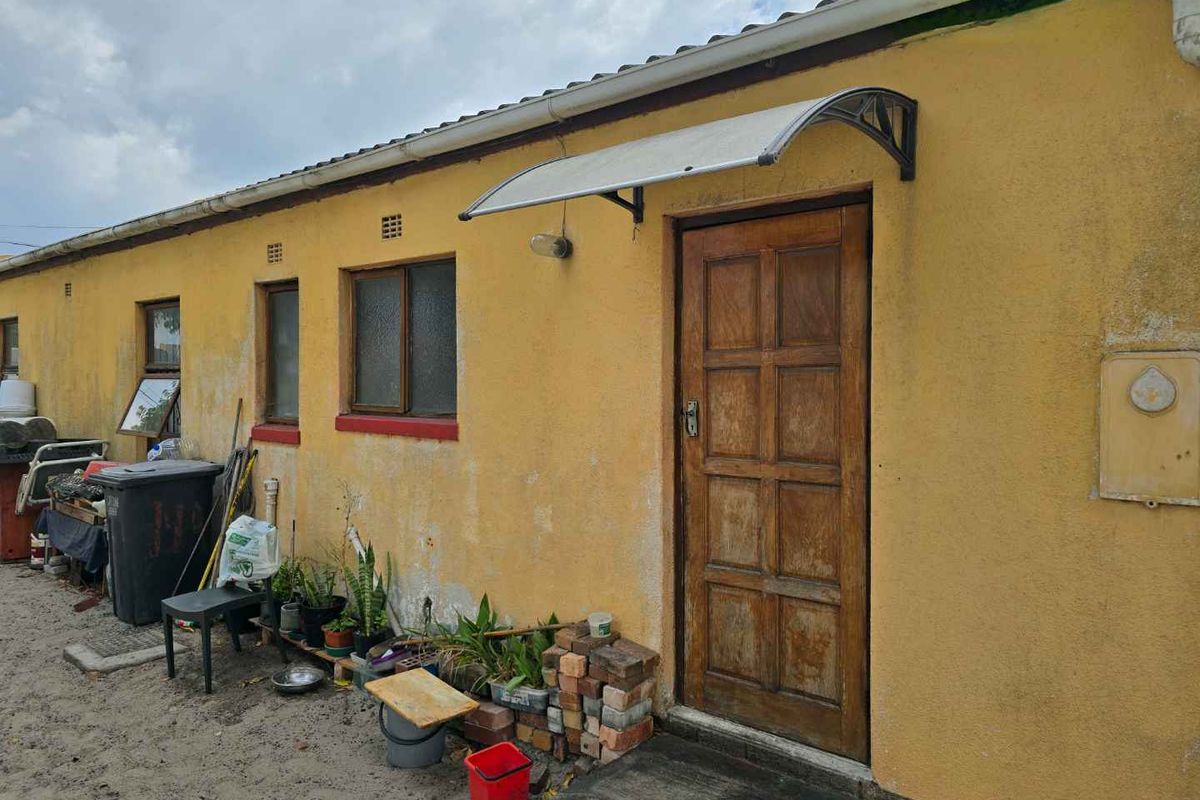 Charming 3-Bedroom Home with Spacious Yard - Photo 2