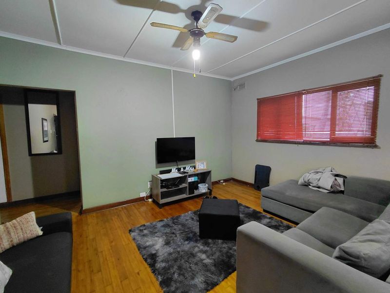 Two homes for the price of one! - Photo 7