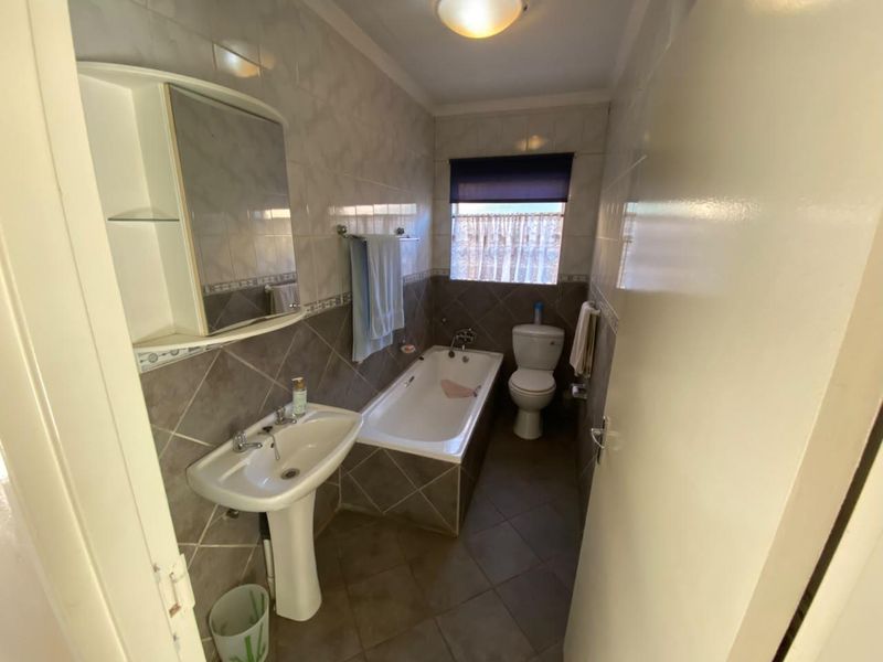 Three Bedroom Townhouse - Photo 6