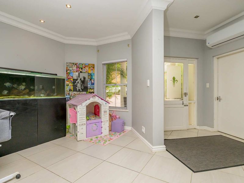 NEW ON MARKET. STUNNING 3 BED 2 BATH  HOME WITH LOFT EN SUITE - Photo 7