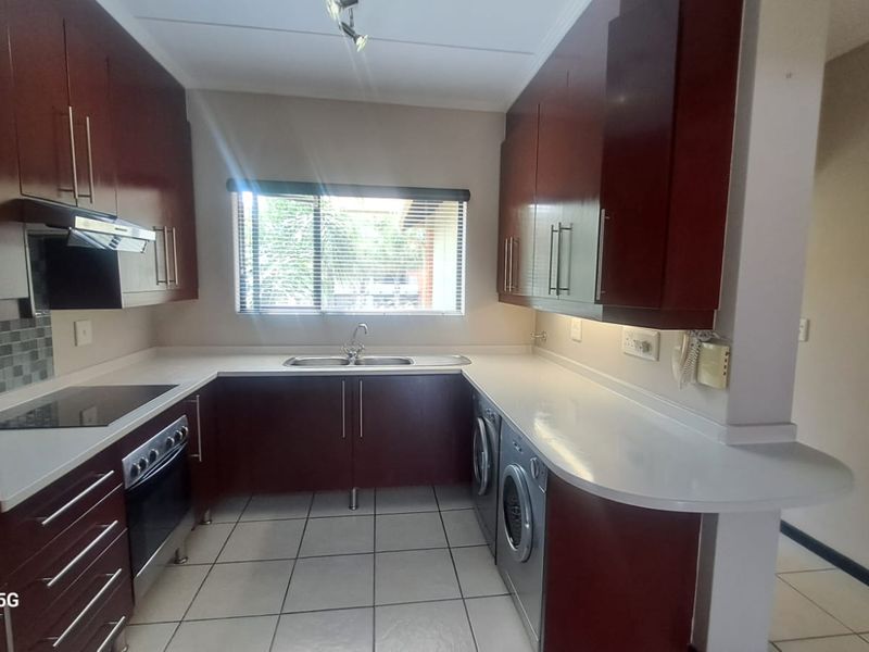 Gorgeous Loft Apartment 3 Bedroom/3 Bathroom in popular complex - Photo 7