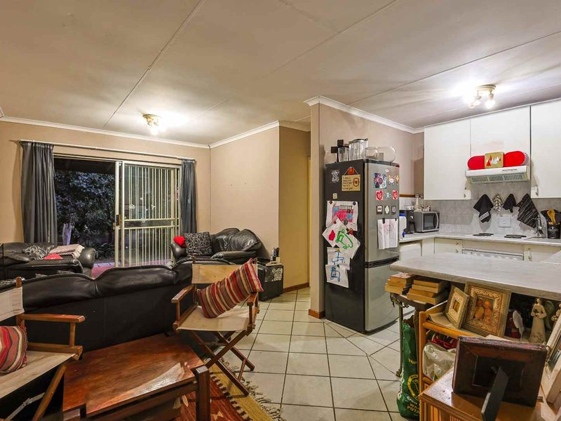 Ground Floor Gem with an Exceptionally Large Private Garden – Pet Friendly Living at Its Best! - Photo 2