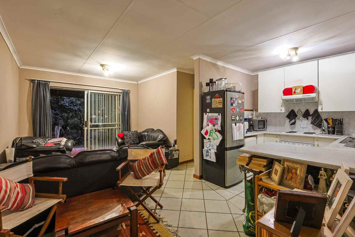 Ground Floor Gem with an Exceptionally Large Private Garden – Pet Friendly Living at Its Best! - Photo 2