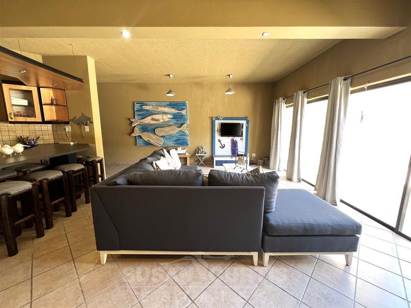 House with a spacious yard - Photo 4
