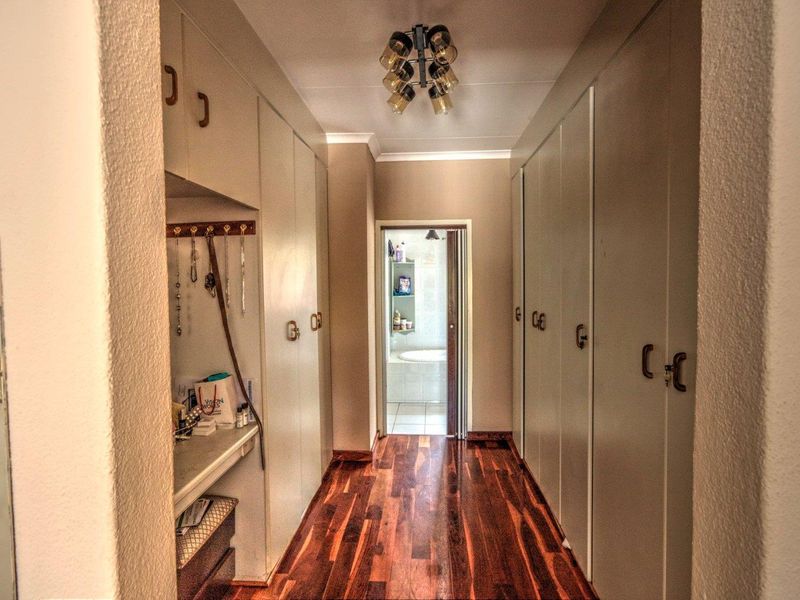 Luxury Family Living in Secure Glen Marais Estate - Photo 7