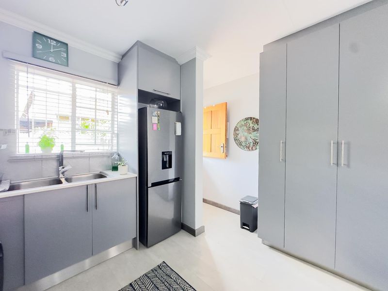 2 Bedroom Simplex with a Private Garden - Photo 8