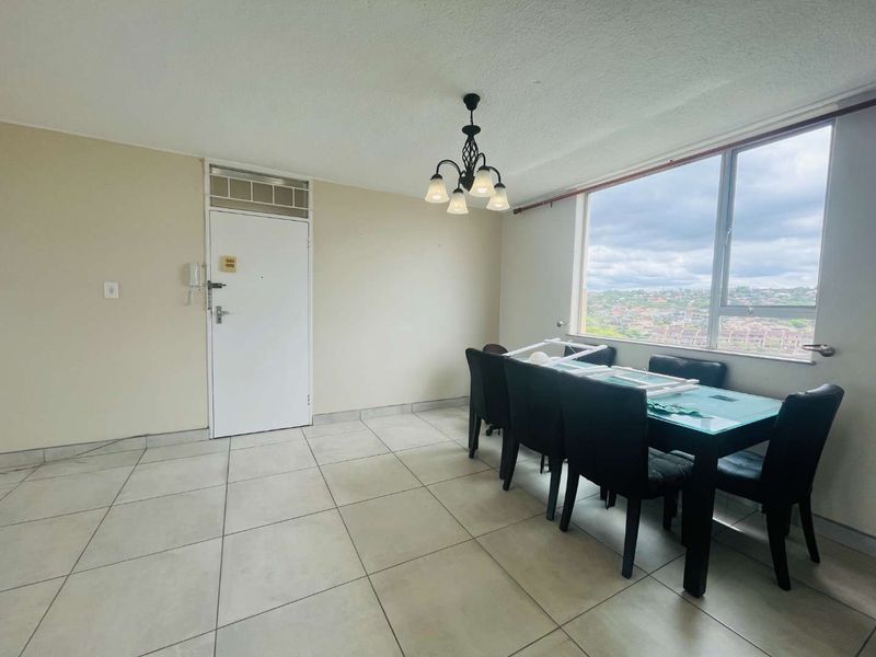 Hendra - Spacious 3 Bedroom apartment with sea views and 24 hour security - Photo 6