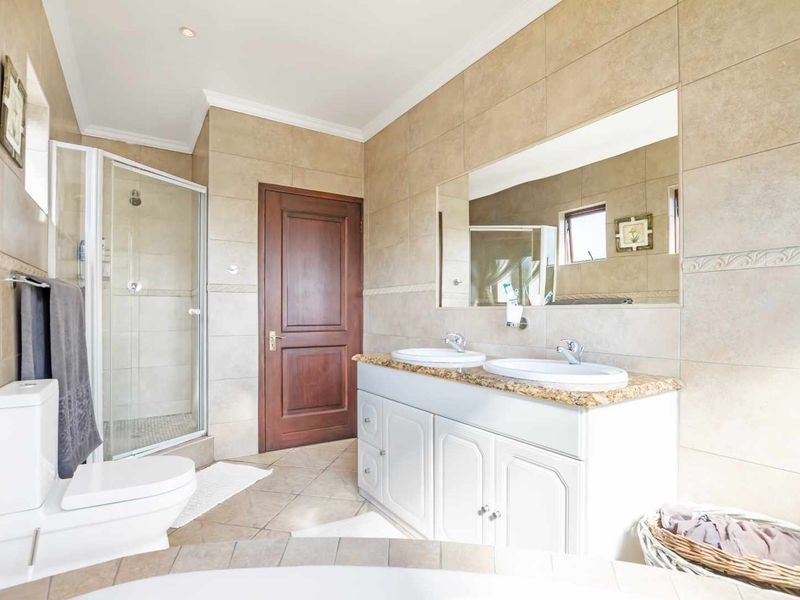 IMMACULATE HOME - Photo 10