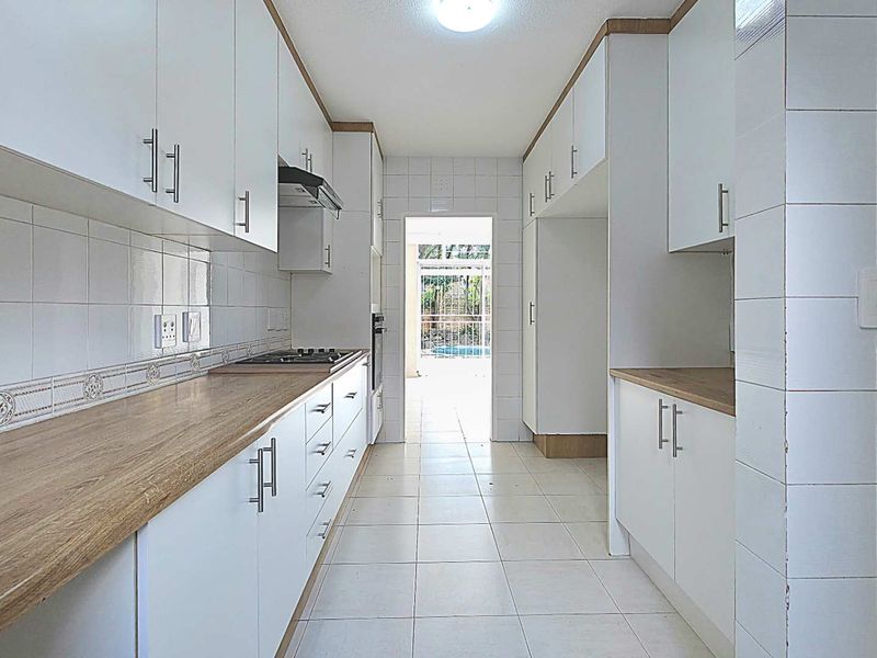 Various Refurbished Large 3 Bedroom Duplex Sandton Townhouses With Garden and Swimming Pool Options - Photo 7