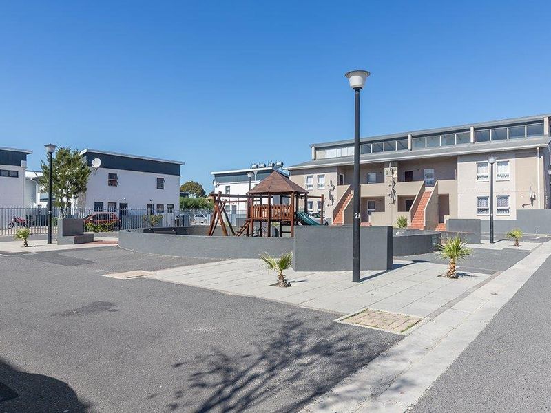 Secure Ground-Floor Apartment with Parking in Prime Location - Photo 3