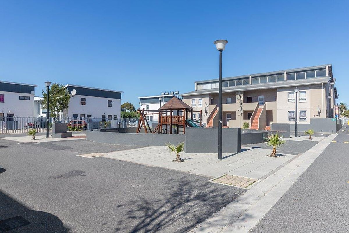 Secure Ground-Floor Apartment with Parking in Prime Location - Photo 3