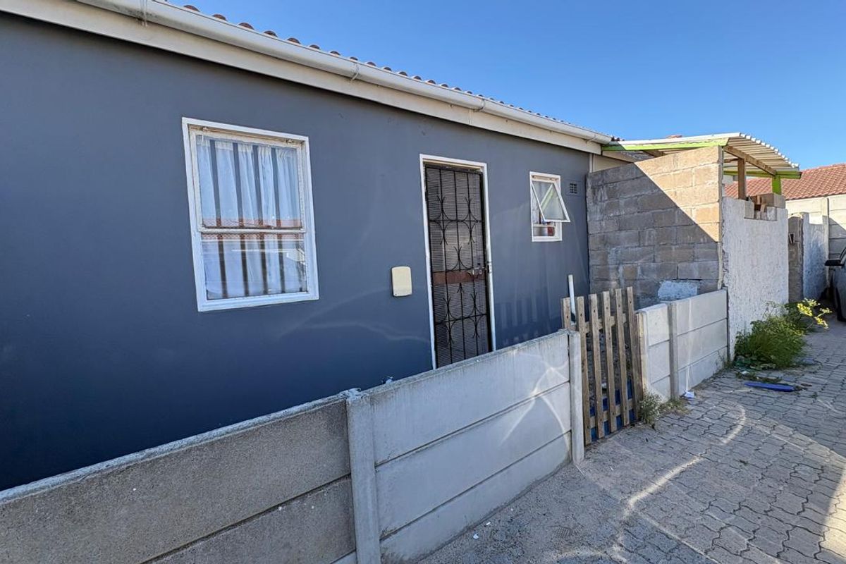 House For Sale In Pelican Park! - Photo 2
