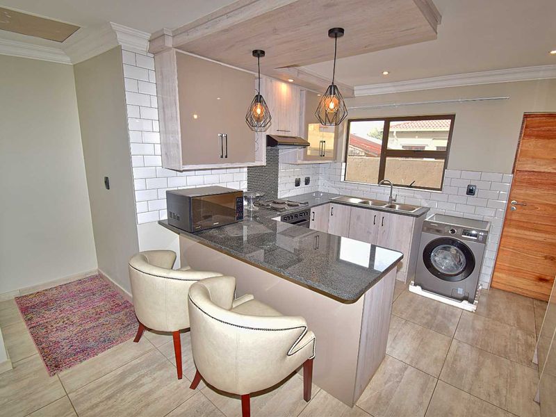 Stunning Modern Home in Savanna Estate - Photo 6