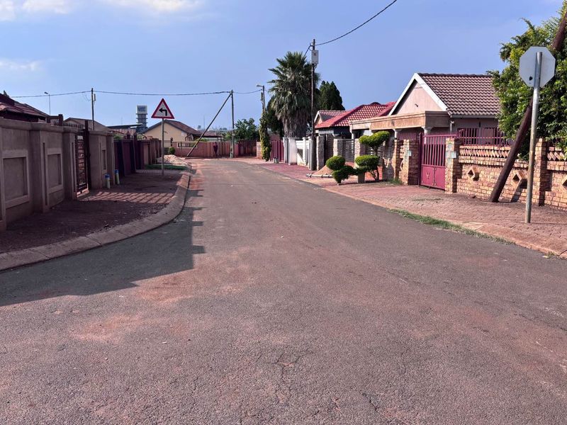 SPACIOUS 3 BEDROOM HOME - Photo 5