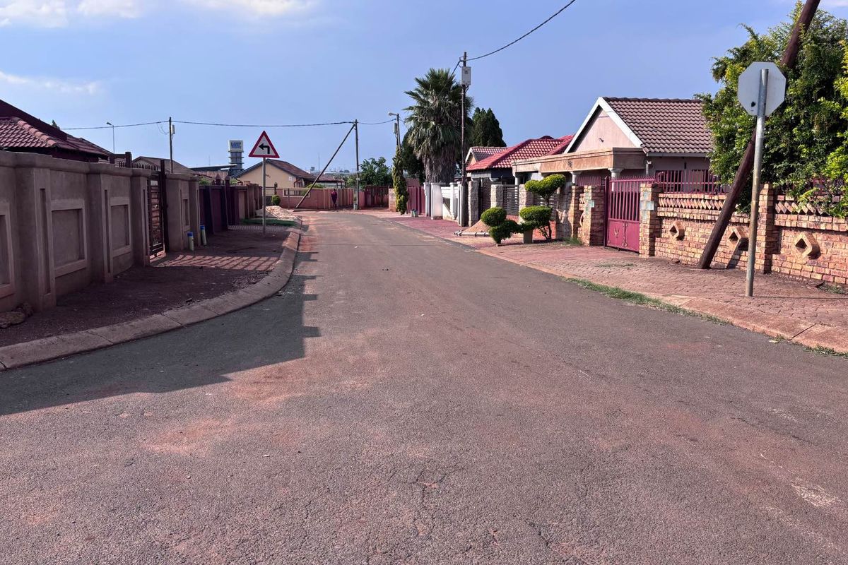 SPACIOUS 3 BEDROOM HOME - Photo 5