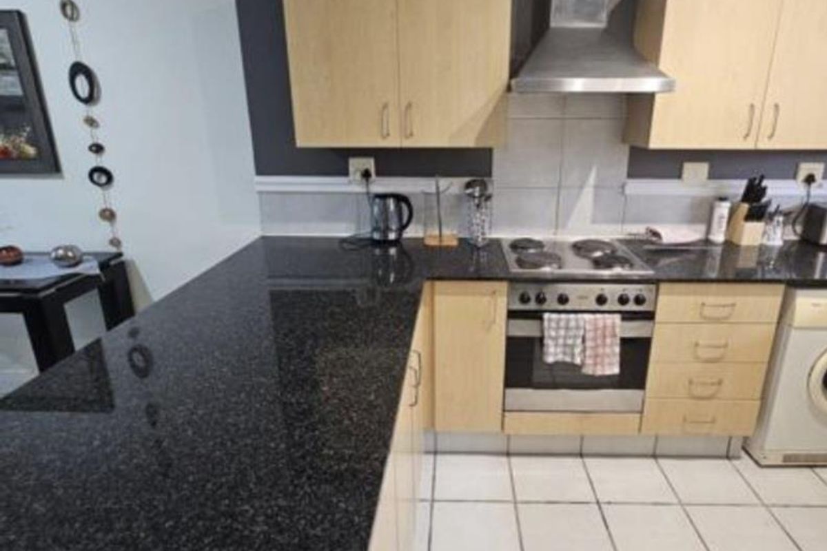 A CHARMING TWO BEDROOM FURNISHED APARTMENT - Photo 3