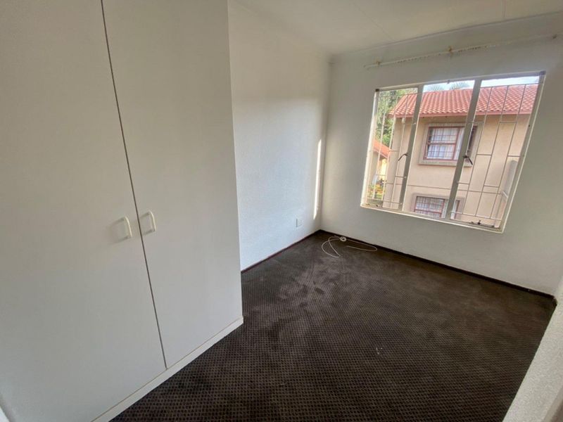 Neat 2 bedroom Top Floor Unit in Theda Oaks - Photo 7