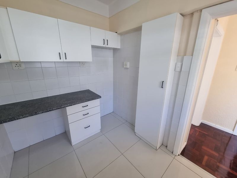 Unfurnished One-Bedroom Apartment To Let in Camps Bay! - Photo 6