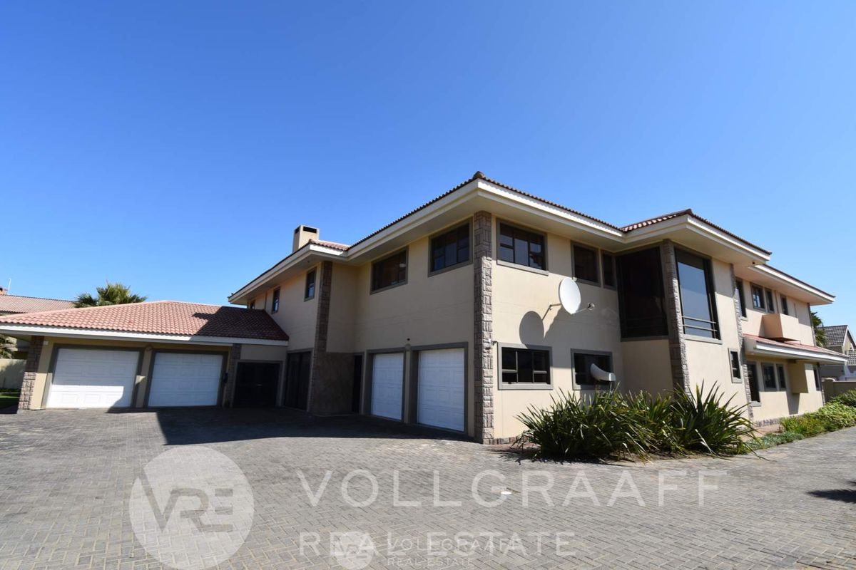 Exquisite coastal family home with heated indoor pool and lush garden – Vogelstrand, Swakopmund - Photo 5