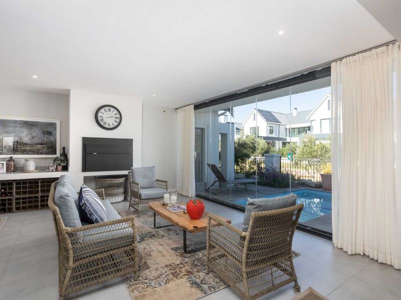 Magnificent Four-Bedroom Home to Rent on Val de Vie Estate, Offered Fully Furnished - Photo 10