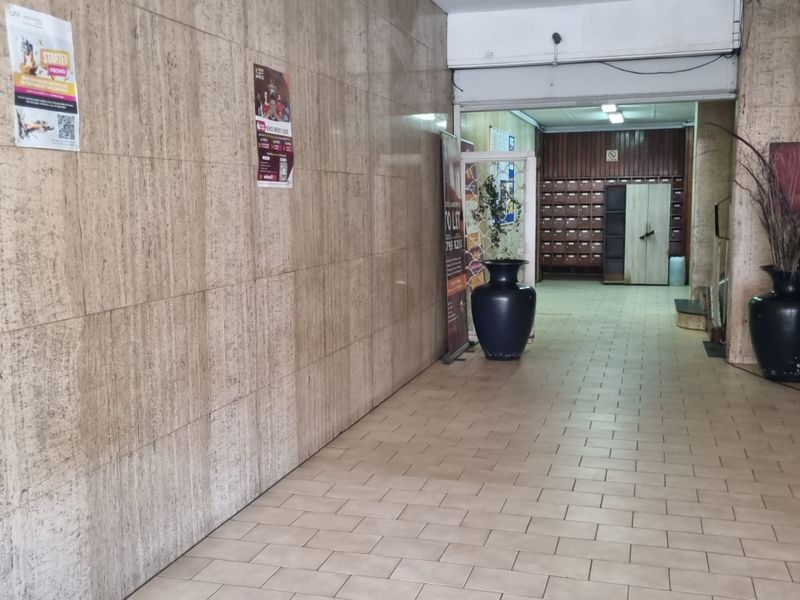 BRAAMFONTEIN,BACHELOR UNIT,R375000 - Photo 3