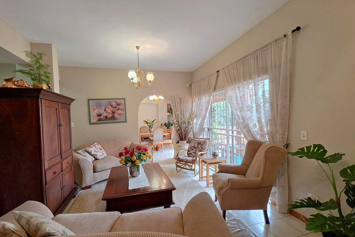4 Bedroom House for Sale in Bassonia - Photo 4
