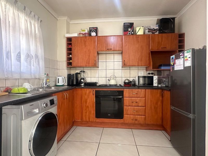 Sole mandate. Discover this exceptional first-floor apartment, ideally situated near premier shopping centers and top-rated schools. - Photo 6