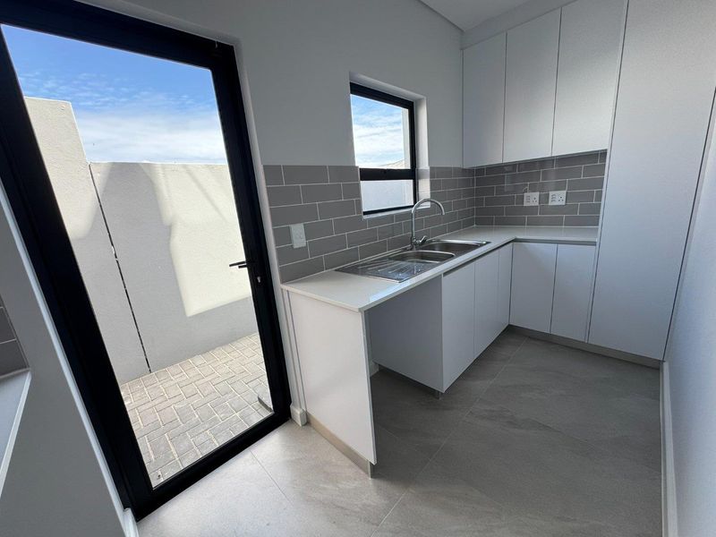 Stylish 4-Bedroom Family Home with Modern Finishes in Sandown, Cape Town - Photo 9