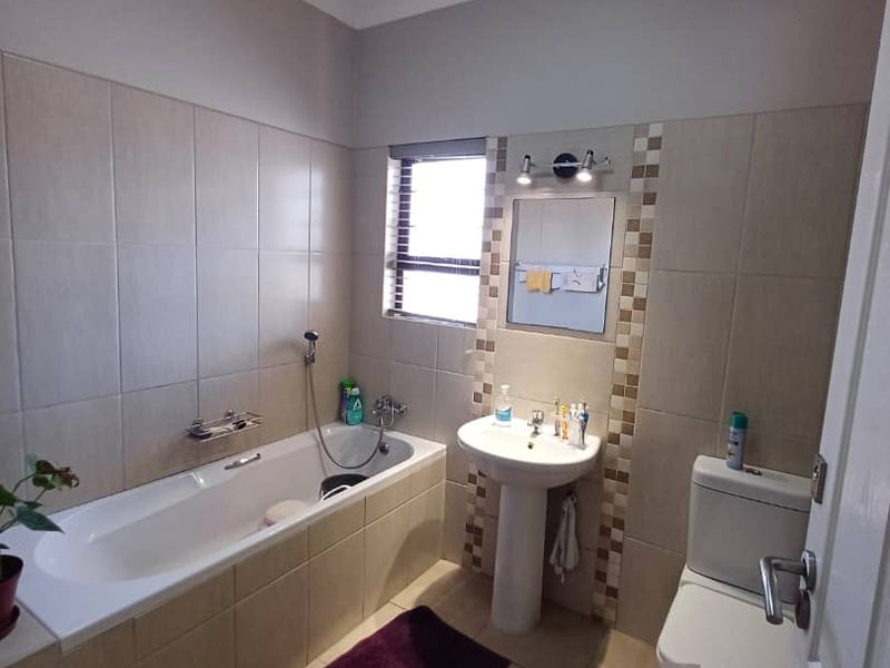 Popular townhouse complex in a sought after area - Photo 7