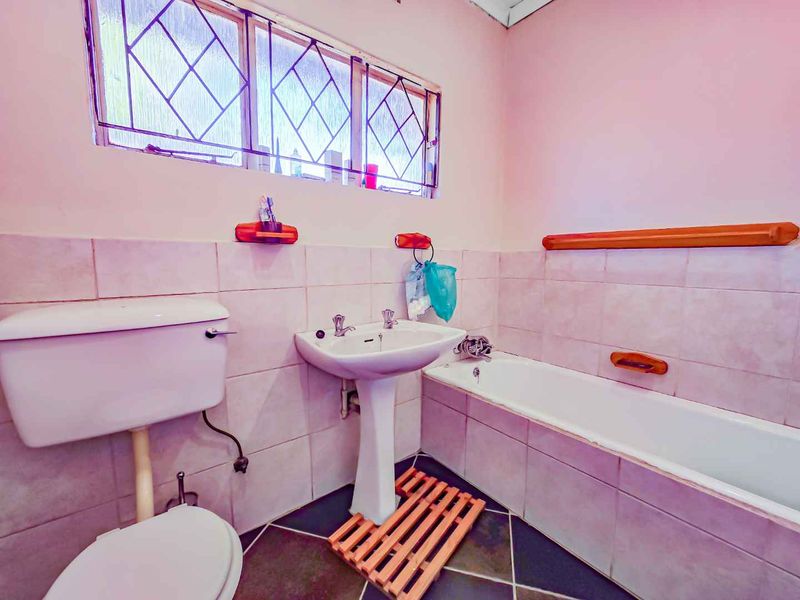 Spacious Family Home with Income-Generating Flatlets - Photo 9