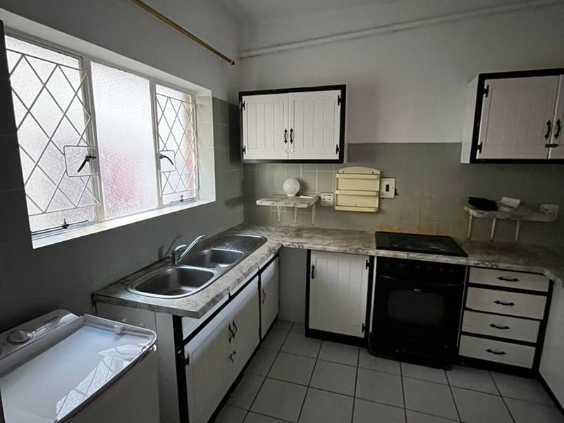 Refurbished 4 Bedroom Apartment in Central - Photo 5