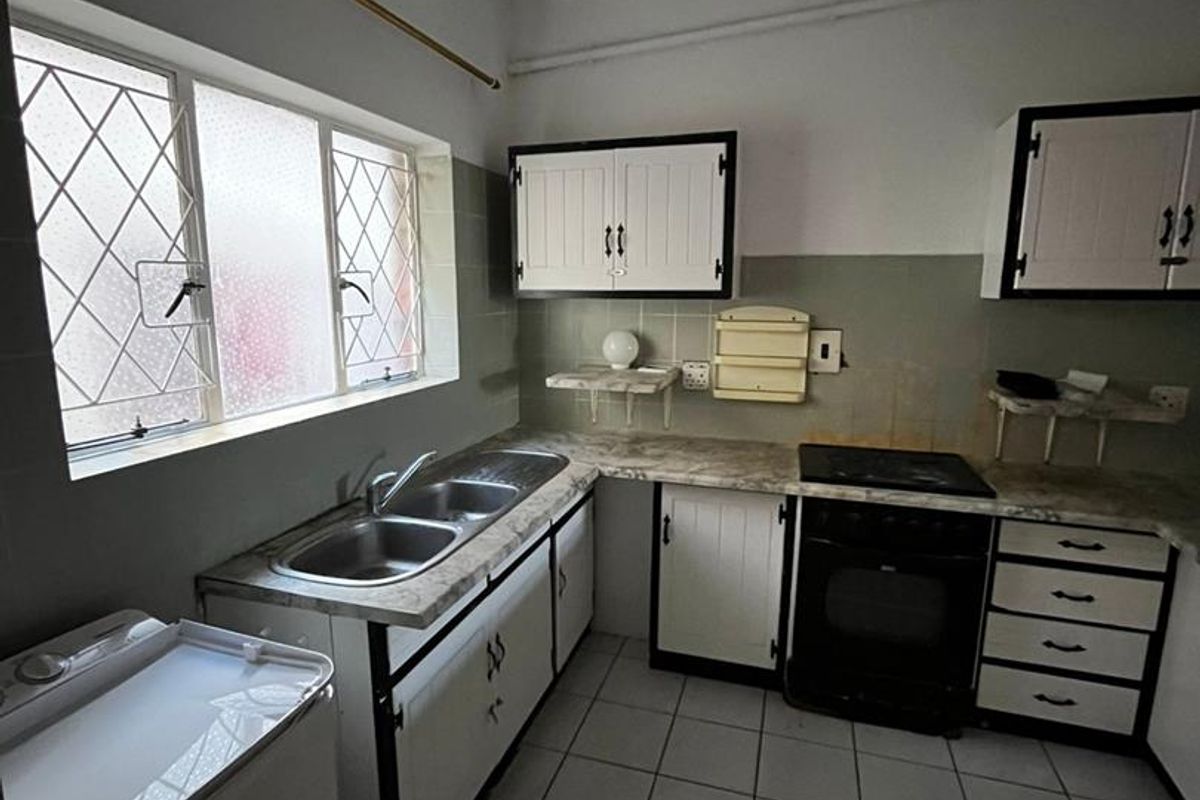 Refurbished 4 Bedroom Apartment in Central - Photo 5