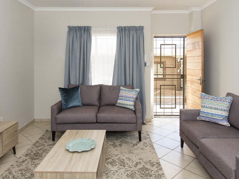 A low-maintenance 2-bedroom apartment-style townhouse in a secure and centrally located Complex. - Photo 9