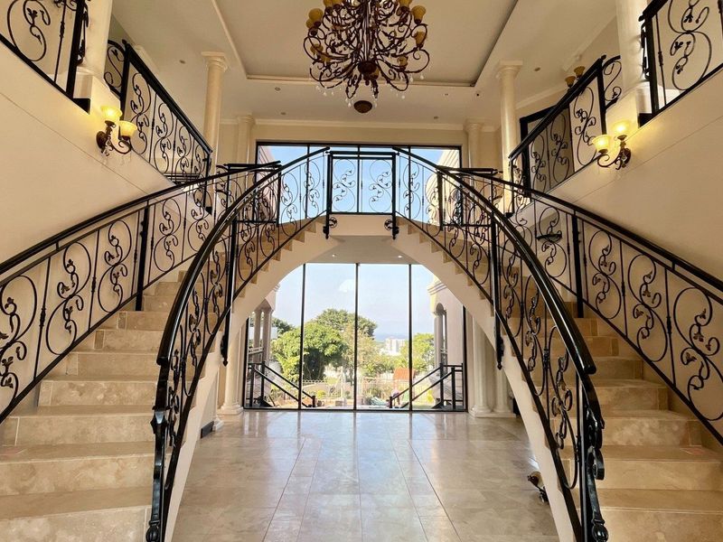 Luxury, mansion, with stunning views - 5 Bedroom Magnificent Home - Photo 3
