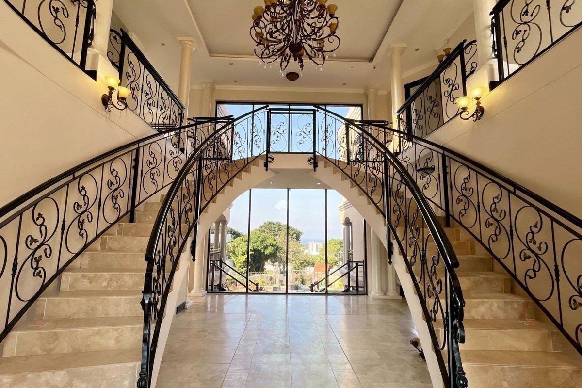 Luxury, mansion, with stunning views - 5 Bedroom Magnificent Home - Photo 3