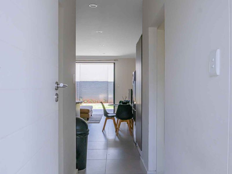 Modern Pet-Friendly Garden Apartment in Prime Greenstone Location - Photo 2