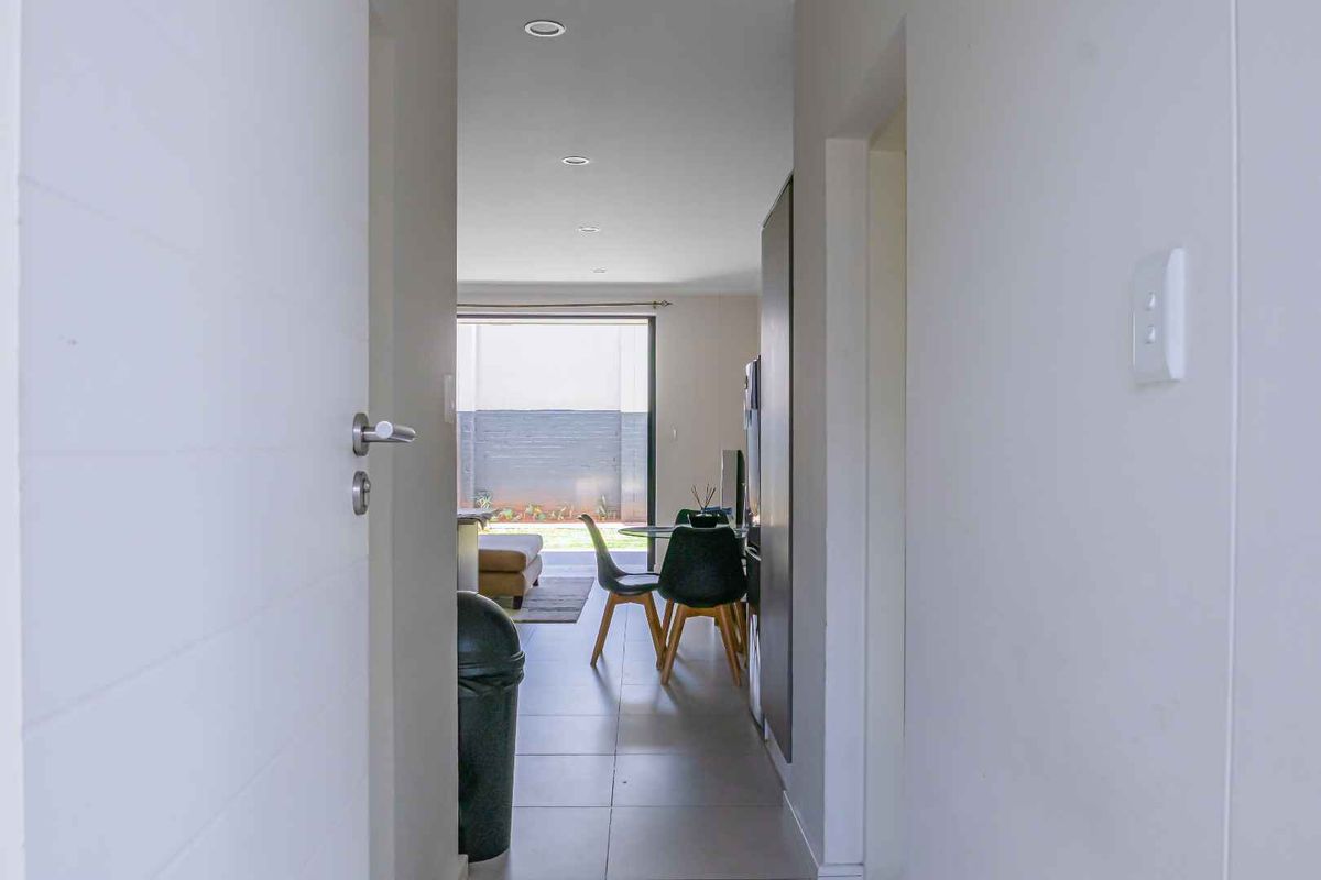 Modern Pet-Friendly Garden Apartment in Prime Greenstone Location - Photo 2