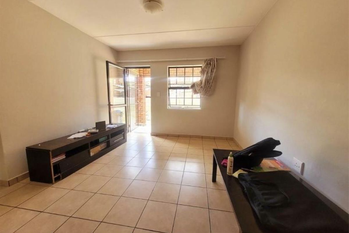Beautiful ground floor unit up for sale - Photo 4