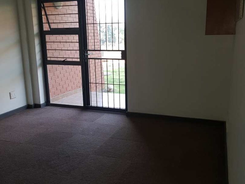 Studio Apartment in Ruimsig - Photo 3