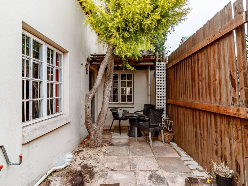 An opportunity to live in the trendy suburb of Richmond Hill. - Photo 2