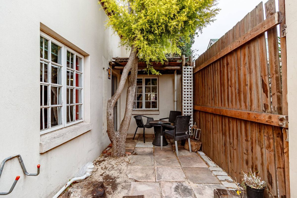 An opportunity to live in the trendy suburb of Richmond Hill. - Photo 2