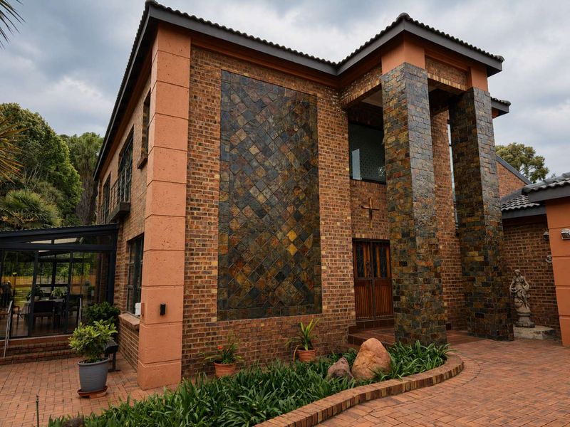 Immaculate Family Home with Golf Course Views and Modern Comforts - Photo 1
