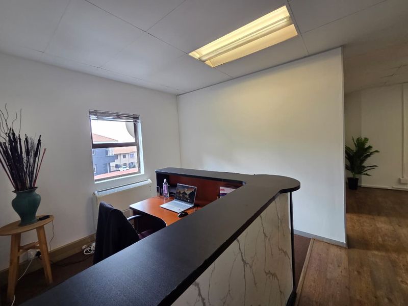 Prime First Floor Office Space To Let – Exceptional Location Next to Hillfox - Photo 9