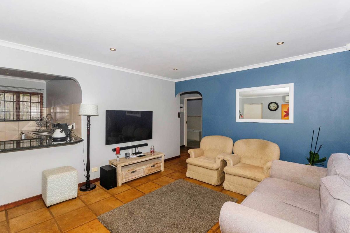 Beautiful 2 Bedroom Townhouse For Sale in Waterfall - Photo 3