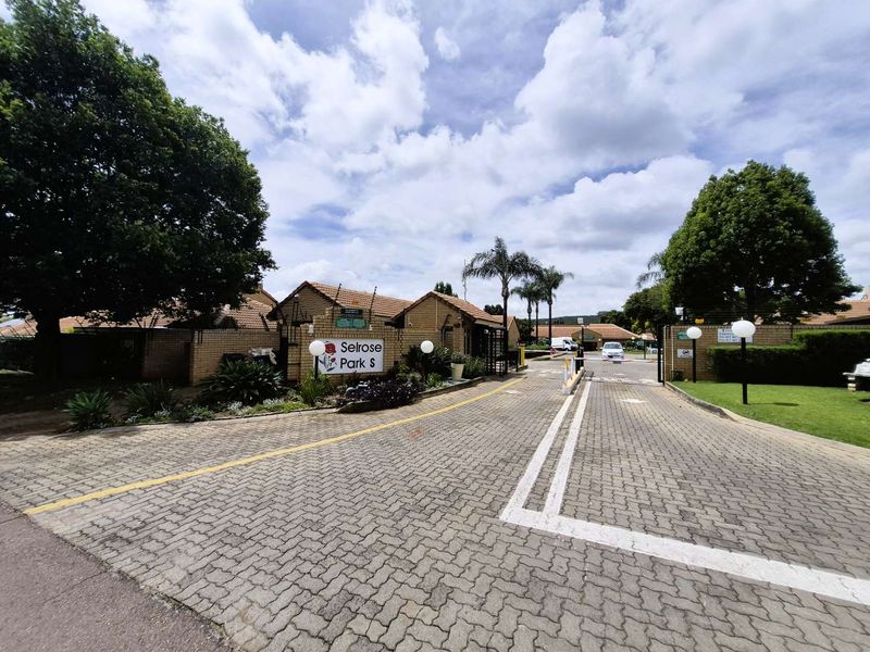FOR SALE – Selrose Park Retirement Village - 1 Bedroom / 2 Living Retirement unit Equestria Pretoria - Photo 1