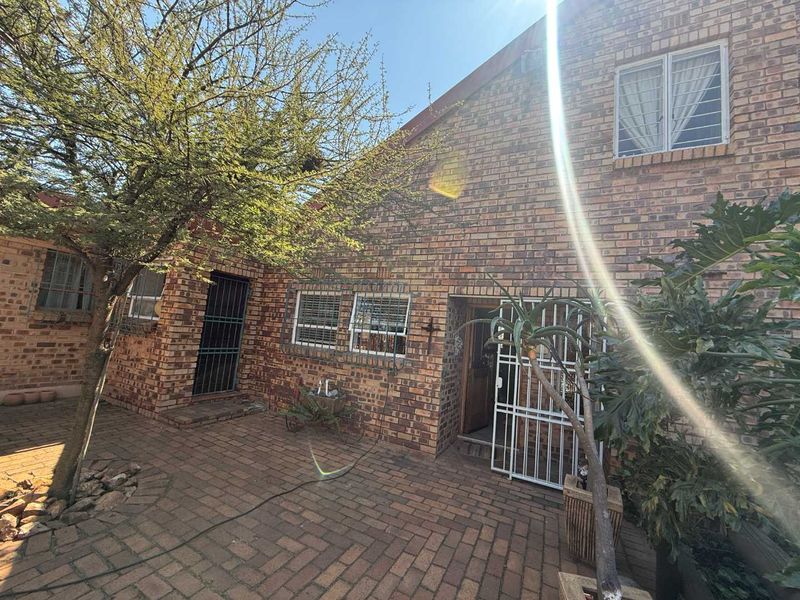 Your Dream Home in the Heart of Florida Glen – Space, Style & Serious “Wow” Factor! - Photo 7