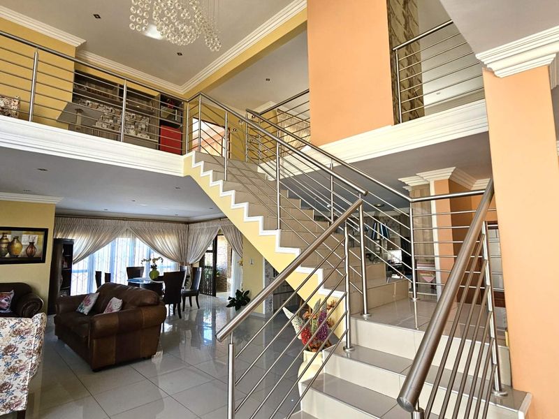 5 Bedroom 5 Bathroom Executive Home in Bougainvilla Estate Hartbeespoort - Photo 2