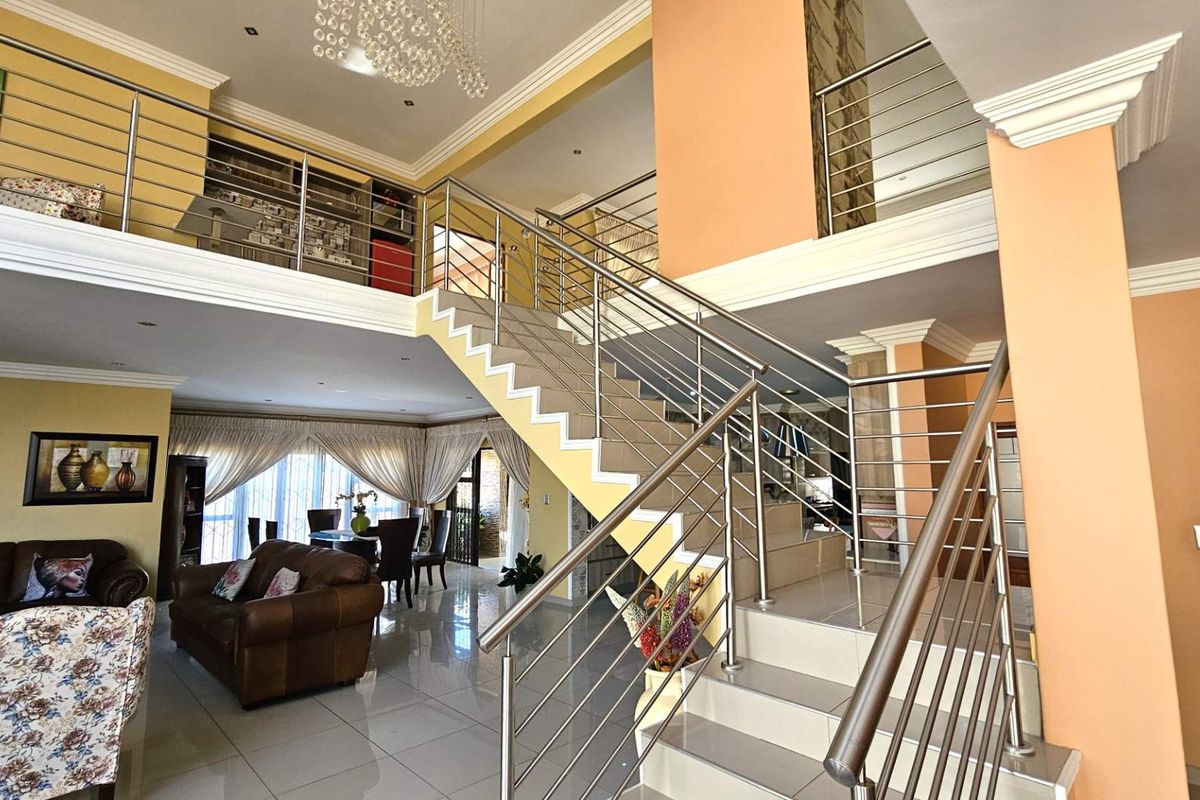 5 Bedroom 5 Bathroom Executive Home in Bougainvilla Estate Hartbeespoort - Photo 2